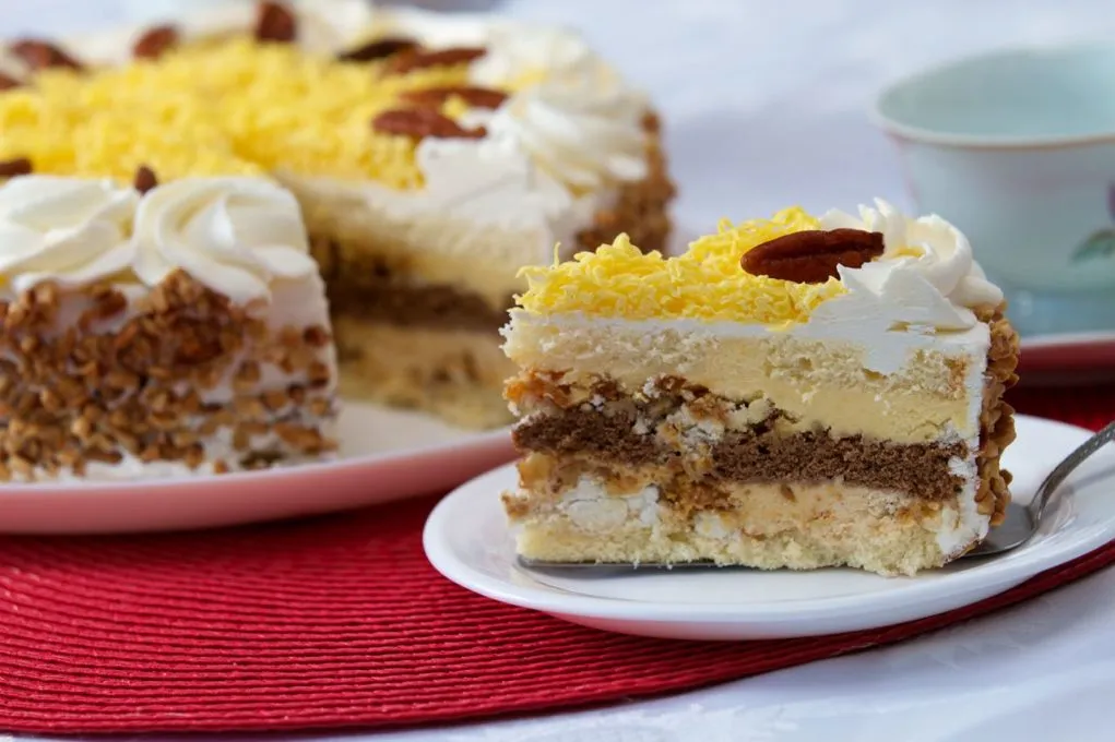 Desfrute da delícia de um bolo de chocolate com cobertura de